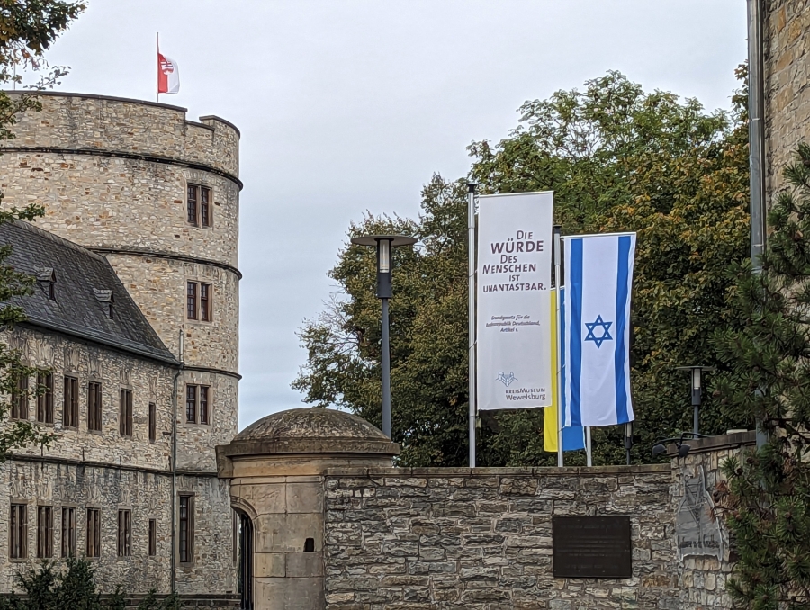 Kreismuseum Wewelsburg, Mitglied im Arbeitskreis der NS-Gedenkstätten- und Erinnerungsorte in NRW e.V., zeigt Flagge.   (© Kreismuseum Wewelsburg)